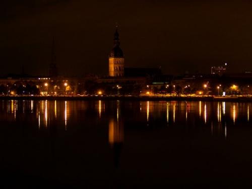 Rigaer Bruecken bei Nacht (100_0329.JPG) wird geladen. Eindrucksvolle Fotos aus Lettland erwarten Sie.